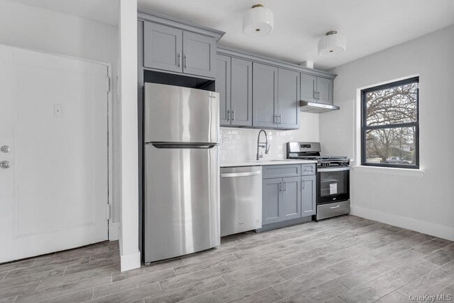 105 Long Beach Rd in Hempstead, NY - Building Photo - Building Photo