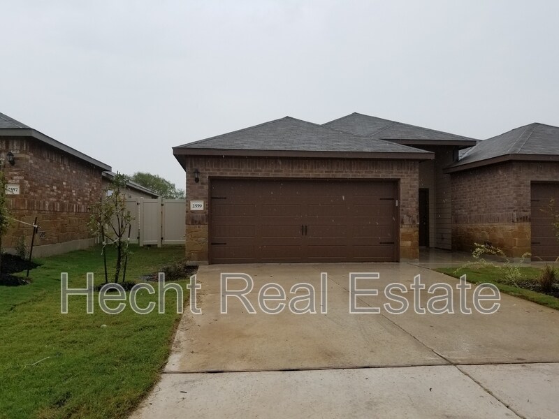 2559 Pahmeyer Rd in New Braunfels, TX - Foto de edificio