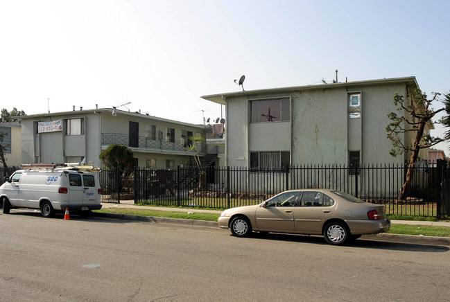 10239 S 10th Ave in Inglewood, CA - Building Photo - Building Photo