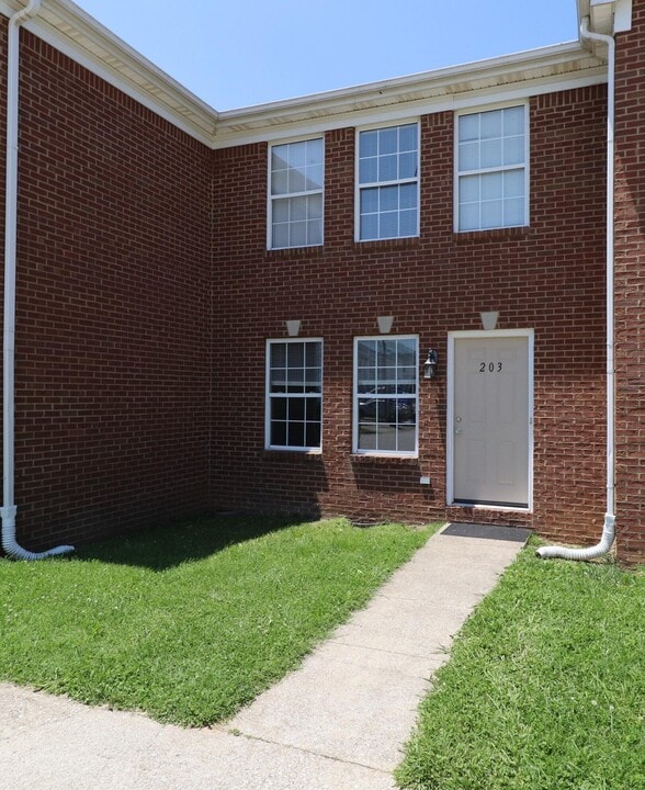 203 Coburn Dr in Nicholasville, KY - Building Photo