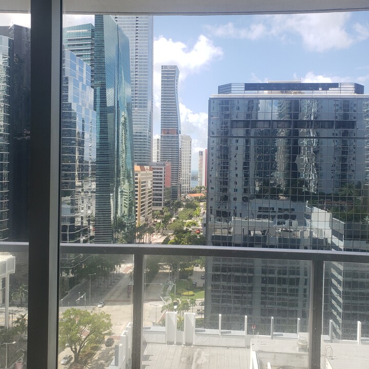 1060 Brickell Ave, Unit 1709 in Miami, FL - Building Photo