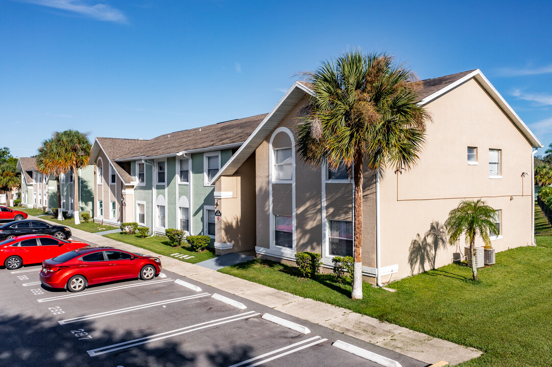 Palmas Altas in Orlando, FL - Foto de edificio