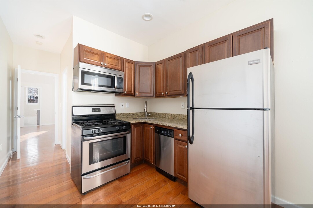 169 Christopher Columbus Dr in Jersey City, NJ - Building Photo