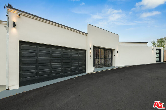 8690 Franklin Ave in Los Angeles, CA - Building Photo - Building Photo