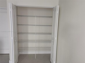 8040 NW 42nd St in Doral, FL - Building Photo - Building Photo