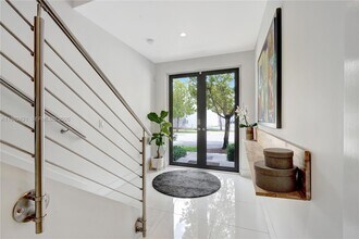 6630 NW 104th Path in Medley, FL - Building Photo - Building Photo