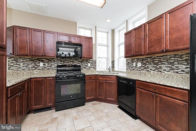 7452 Cedar Grove Ln in Elkridge, MD - Foto de edificio - Building Photo