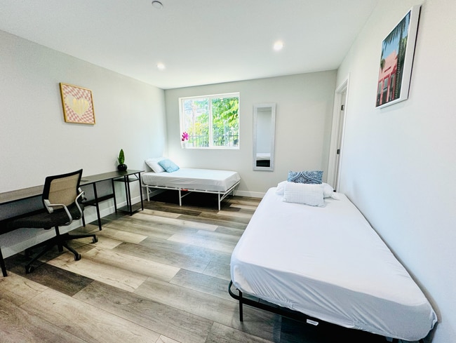 1301 N Kingsley Dr, Unit 1 in Los Angeles, CA - Building Photo - Building Photo