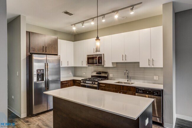 851 W Grand Ave, Unit 404 in Chicago, IL - Foto de edificio - Building Photo