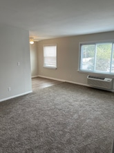 2412 Azalea Garden Rd, Unit 210 in Norfolk, VA - Foto de edificio - Building Photo