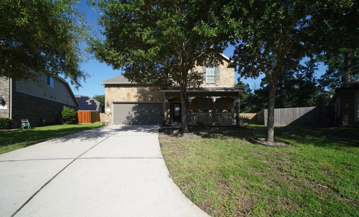 5 Knotty Wood Ct in Conroe, TX - Foto de edificio