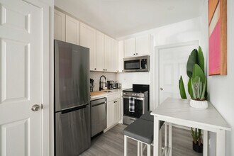 240 E 75th St in New York, NY - Building Photo - Building Photo