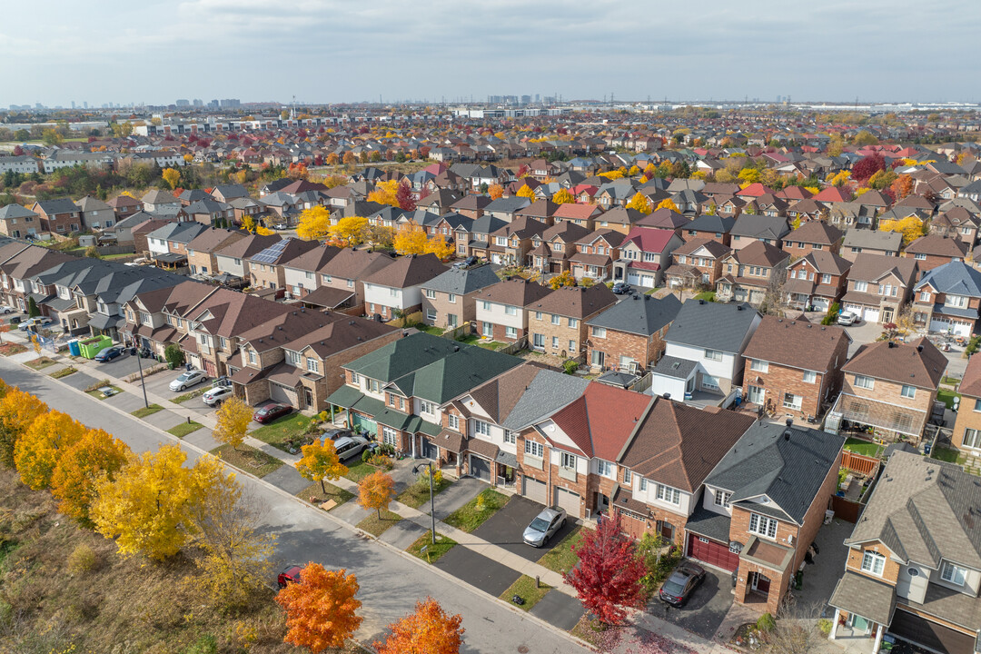 70 Gristone Cres in Toronto, ON - Building Photo