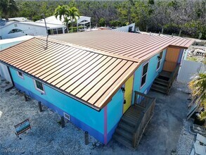 4874 Pine Island Rd in Matlacha, FL - Foto de edificio - Building Photo