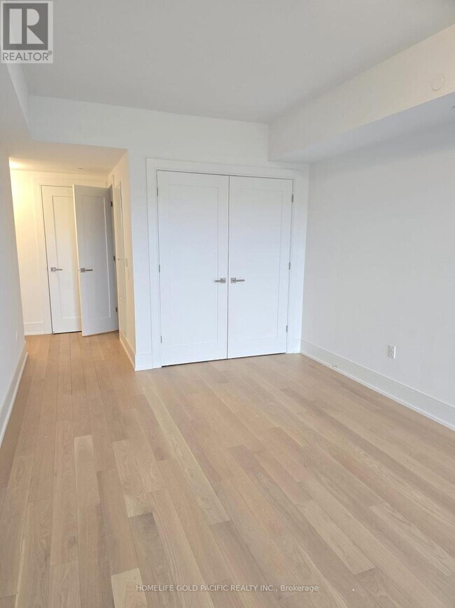 10-310 Inn On The Pk Dr in Toronto, ON - Building Photo - Building Photo