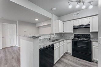 Creekside Clearing Apartments in Bentonville, AR - Foto de edificio - Building Photo