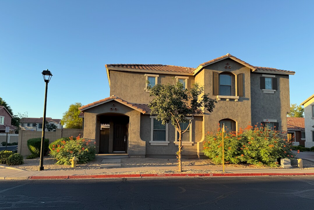 996 E Cantebria Dr in Gilbert, AZ - Foto de edificio