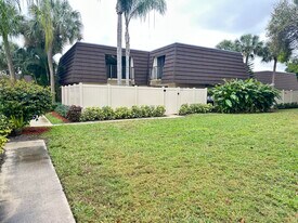 7307 73rd Way in West Palm Beach, FL - Building Photo