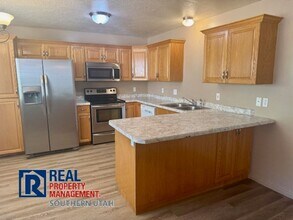 1301 W Indian Hills Dr in Saint George, UT - Foto de edificio - Building Photo