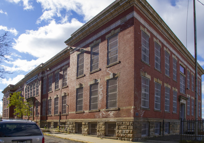 Miller School Lofts in Pittsburgh, PA - Foto de edificio - Building Photo