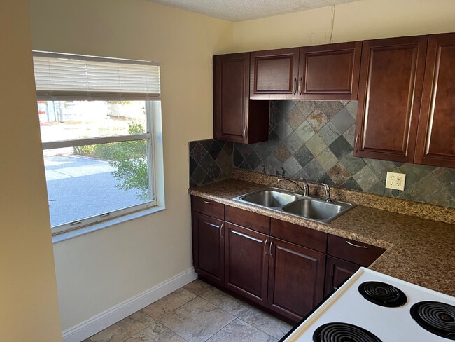 Baywalk Apartments in St. Petersburg, FL - Building Photo - Building Photo