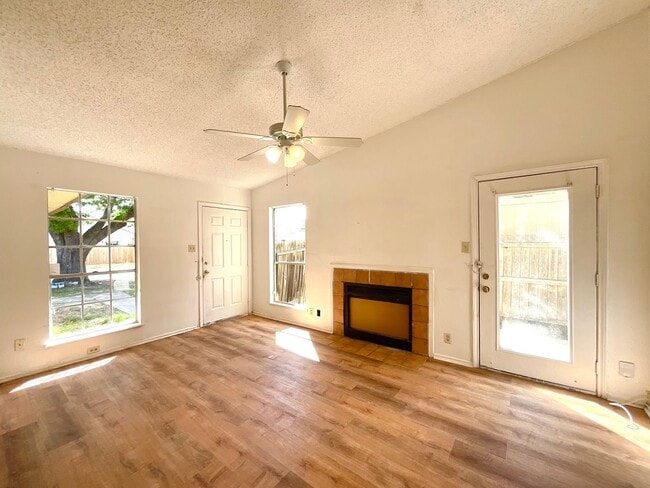 5621 Lochmoor in San Antonio, TX - Building Photo - Building Photo