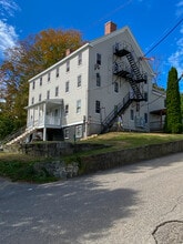 5 Chapel St in Newmarket, NH - Foto de edificio - Building Photo