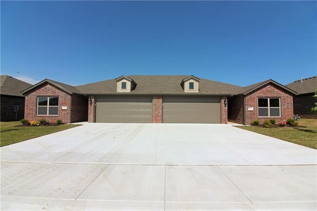 413 Barbet Dr in Centerton, AR - Building Photo - Building Photo