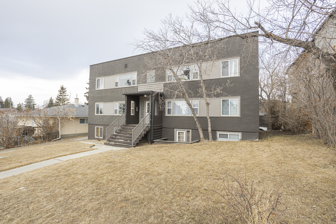 1634 18 Av NW in Calgary, AB - Building Photo