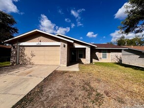 10343 Granary St, Unit 2F in San Antonio, TX - Foto de edificio - Building Photo