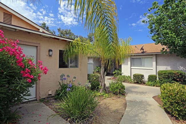 Arey Pointe Condominiums in San Diego, CA - Foto de edificio - Building Photo