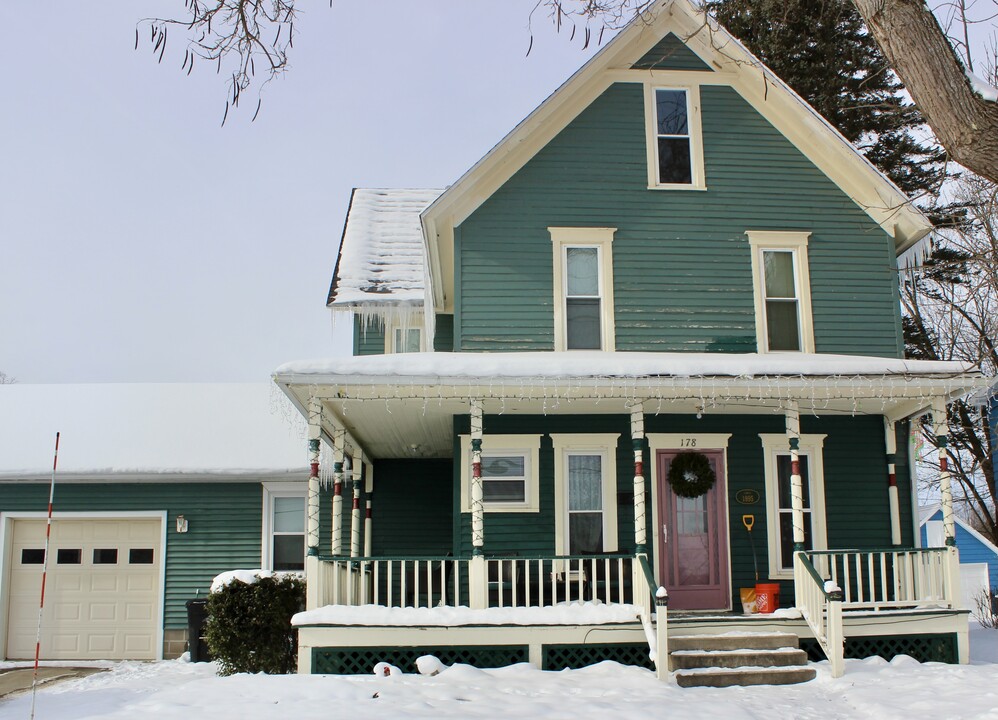 178 Bentley Ave in Lakewood, NY - Foto de edificio