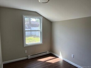 142 Patchogue Ave in Mastic, NY - Building Photo - Building Photo