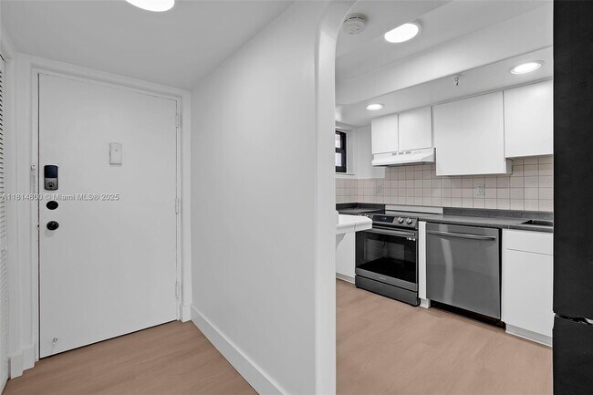 6830 Indian Creek Dr in Miami Beach, FL - Building Photo - Building Photo