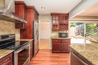 1948 Oak Crest Dr in Oakland, CA - Building Photo - Building Photo