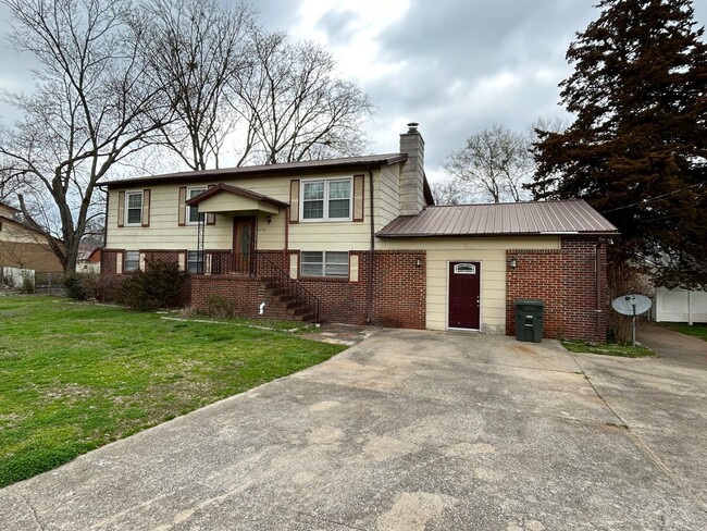 property at 2110 Wedgewood Rd NW