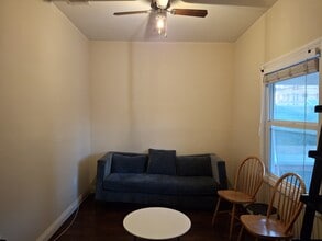 1248 W 37th Dr, Unit Room A in Los Angeles, CA - Foto de edificio - Building Photo