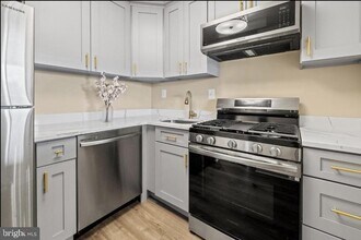 4600 S Four Mile Run Dr in Arlington, VA - Building Photo - Building Photo