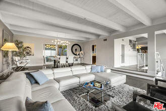 7346 PACIFIC VIEW Dr in Los Angeles, CA - Building Photo - Building Photo