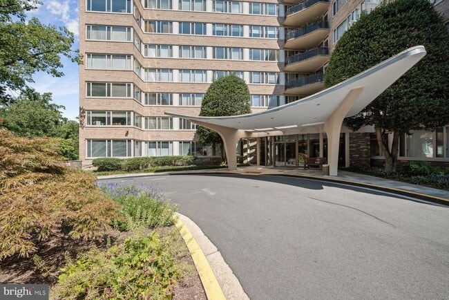 4101 Cathedral Ave NW in Washington, DC - Foto de edificio - Building Photo