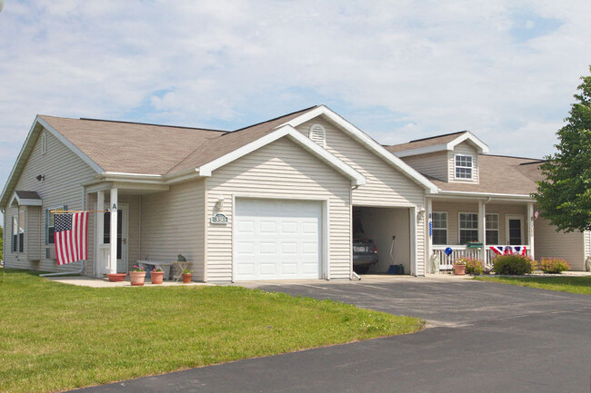 SOUTHLAKE COTTAGES in Fond du Lac, WI - Building Photo - Building Photo