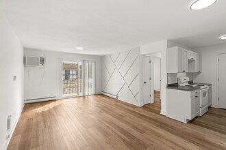 Crossroad Apartments in Des Moines, IA - Building Photo - Building Photo