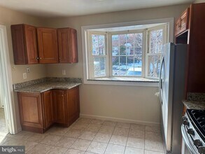 8146 Larkin Ln in Vienna, VA - Foto de edificio - Building Photo