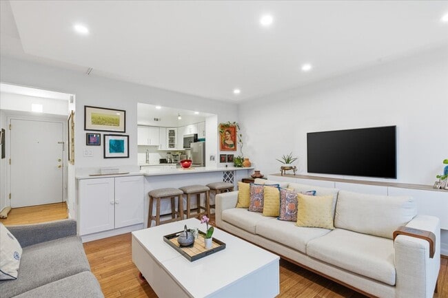 2141 Wisconsin Ave NW, Unit 202 in Washington, DC - Building Photo - Building Photo