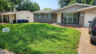 2140 Teakwood Manor Dr in Florissant, MO - Building Photo
