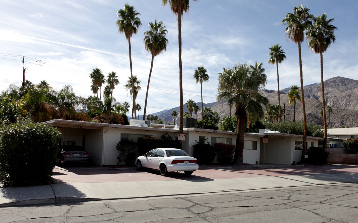 735 S Riverside Dr in Palm Springs, CA - Foto de edificio