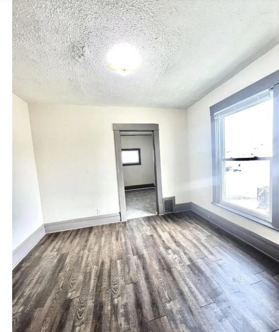 911 Lafayette St, Unit 913.5 in Waterloo, IA - Foto de edificio - Building Photo