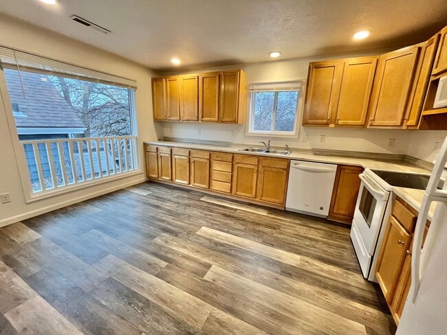 property at 815 W 11th St