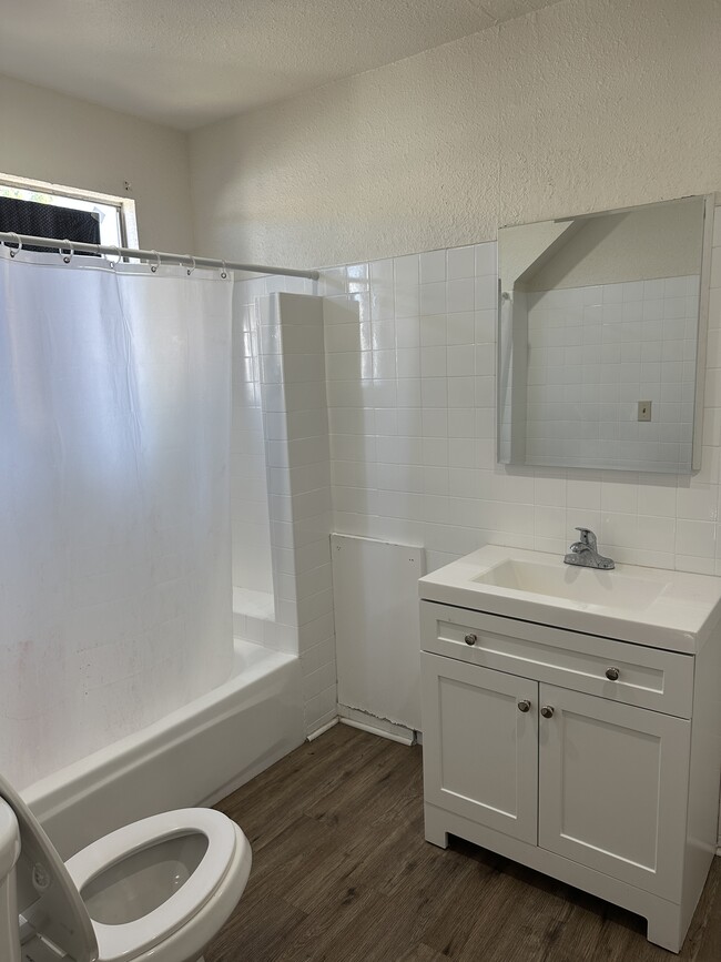 1639-1611 11th Pl in Los Angeles, CA - Building Photo - Building Photo