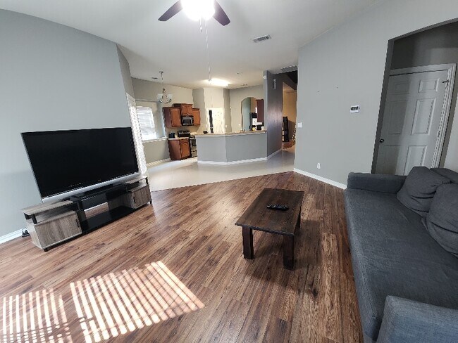 1008 Raleigh Path in Denton, TX - Foto de edificio - Building Photo